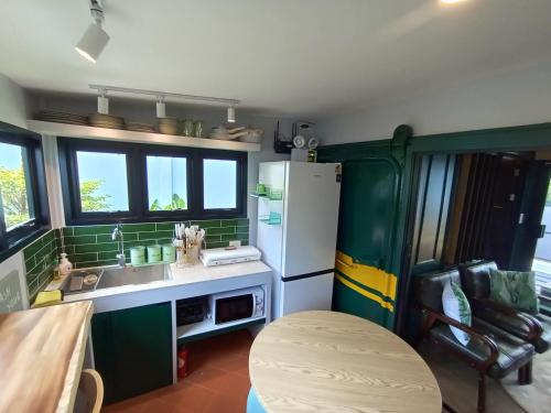een keuken met een spoelbak en een koelkast bij Baan Rot Fai Krabi Platform 2 in Ao Nam Mao