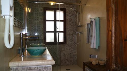 łazienka z prysznicem i miską na ladzie w obiekcie Dar ta'Zeppi Mansion w mieście Qala