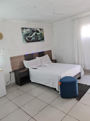 Giường trong phòng chung tại chikos premium rooms