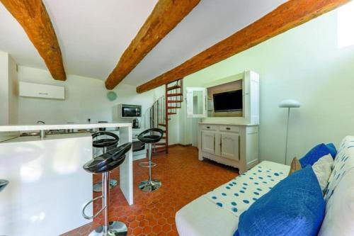 een keuken en een woonkamer met een bank en een aanrecht bij Longère de Kérinis in Locmariaquer