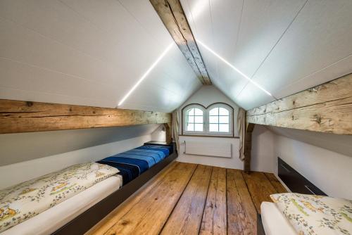 um quarto com duas camas e uma janela em Hof Mazenau em Appenzell