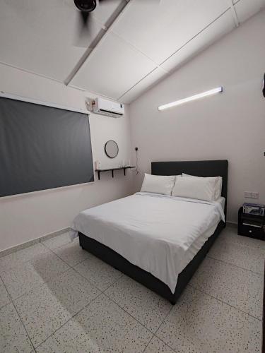 a bedroom with a bed and a chalkboard on the wall at Tambun - Near LWOT, PLUS Highway Access ,Sunway & Pantai Hosp in Tambun
