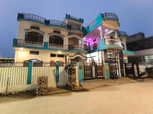 een groot huis met een hek ervoor bij OM Palace Guest House-Fully Air Conditioned in Ayodhya
