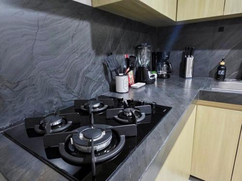 a kitchen with a black stove top in a kitchen at Departamento frente a bahía con hermosa vista in Acapulco