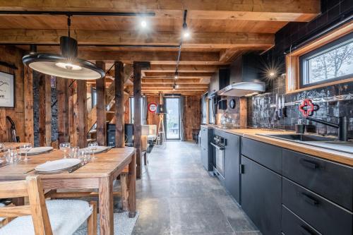 Køkken eller tekøkken på Chalet ski-in avec vue MontBlanc et Bain nordique