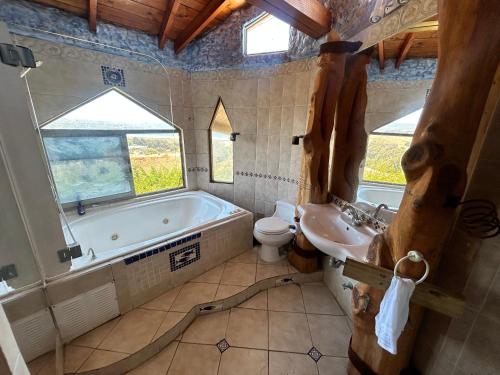 een badkamer met een bad, een toilet en een wastafel bij Floresta Concón Mantagua in Concón