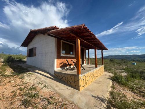 ein kleines Haus mitten auf einem Feld in der Unterkunft Sítio Vista da Serra - Carrancas in Carrancas