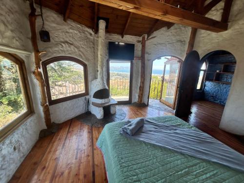 een slaapkamer met een bed in een kamer met ramen bij Floresta Concón Mantagua in Concón