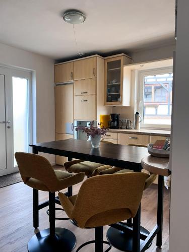 a kitchen with a table and chairs in a room at Ferienwohnung Wolfsgarten in Rauschenberg