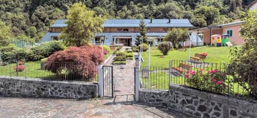 een poort naar een huis met een tuin bij Casa Per Ferie Arta Terme in Arta Terme