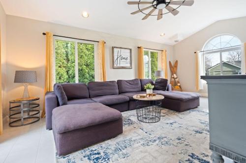 een woonkamer met een bank en een open haard bij Black Bay Getaway Private Bay Access in Post Falls