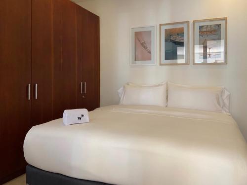 een slaapkamer met een groot wit bed waarop certificaten liggen bij Virrey Luxury Aparments in Ciudad Amurallada in Cartagena