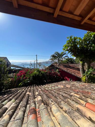 ein Blick vom Dach eines Hauses in der Unterkunft Janaína Picinguaba in Ubatuba