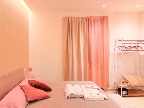 een slaapkamer met een bed met handdoeken erop bij DalGra room e garden in Torrevecchia Teatina
