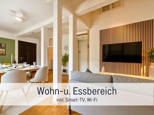 een woonkamer met een bank en een tv bij Albert & Viktoria Loft mit Parkplätzen in Coburg