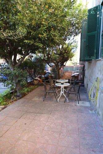 Casa con Giardino a Roma, 2 Camere, Ideale per Famiglie, 15 minuti dal Colosseo, 5 minuti da Mirti
