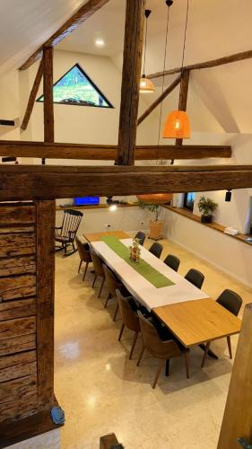 een grote eetkamer met een lange tafel en stoelen bij Festung 57 in Bran