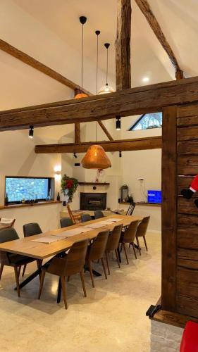 een grote eetkamer met een lange tafel en stoelen bij Festung 57 in Bran
