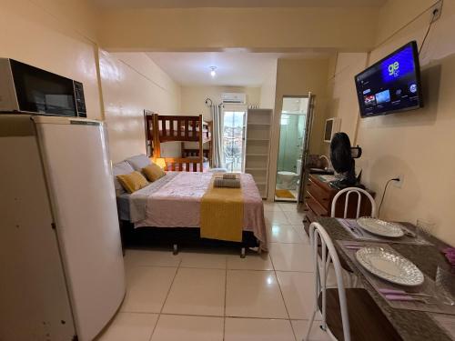 een slaapkamer met een bed en een tv in een kamer bij Apart-Norte Flat Belém Aeroporto in Belém