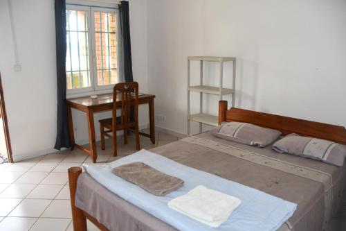 Giường trong phòng chung tại SNI-Village Ambohidratrimo au bord du Lac Andranotapahana