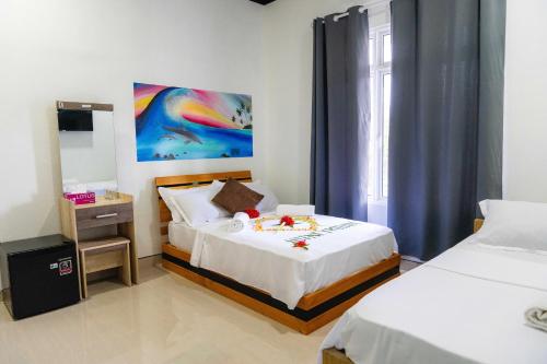 Un pat sau paturi într-o cameră la Naza Lodge