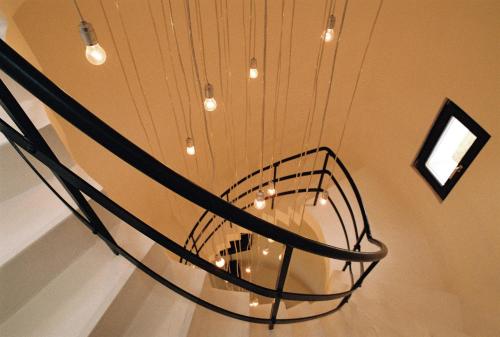 una scala a chiocciola con luci in una stanza di Lotsenturm Usedom a Karnin