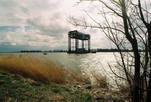 un grande oggetto al centro di uno specchio d'acqua di Lotsenturm Usedom a Karnin
