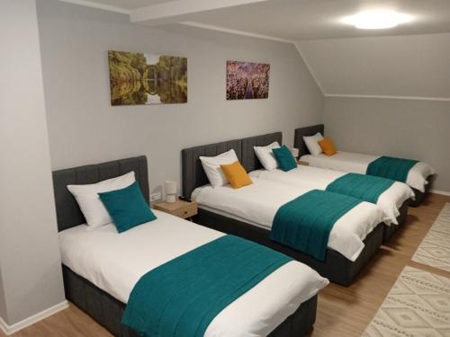 En eller flere senge i et værelse på Villa 'Whispering Pines' Ilidža