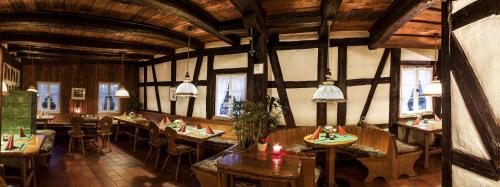 een bovenaanzicht van een restaurant met tafels en stoelen bij Gasthof Waldgericht in Dornstetten