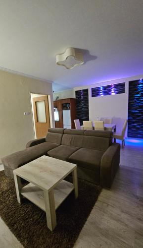 Postel nebo postele na pokoji v ubytování Lotti City Apartman