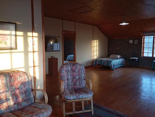 Ein Bett oder Betten in einem Zimmer der Unterkunft Spacious Home, 2-Bed, 2-Bath, Braai Area, Parking