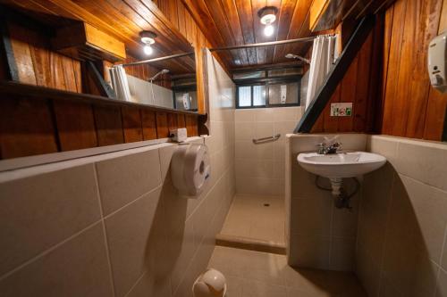 une salle de bains avec lavabo et toilettes dans l'établissement Bellavista Cloud Forest Lodge & Private Protected Area, à Tandayapa