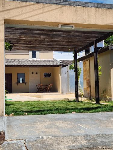 an outside view of a building with a patio at Dúplex Lagoa in Paracuru
