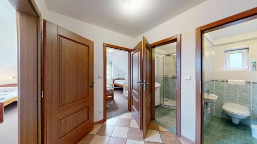 een badkamer met een toilet, een wastafel en een douche bij Javorník 88 in Javorník