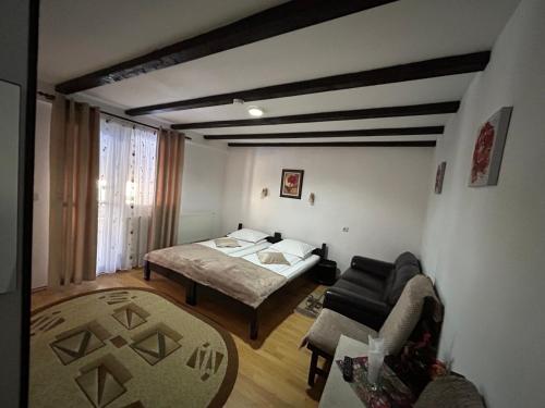 En eller flere senge i et værelse på Pensiune La Iulian