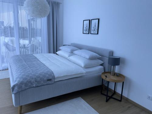 een slaapkamer met een bed en een tafel met een lamp bij Bungalow KONI in Annaberg im Lammertal