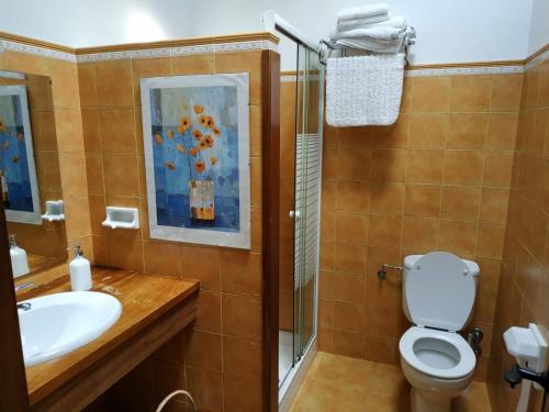 ein Badezimmer mit Toilette und Waschbecken in der Unterkunft Casona de Gómez y Terán in Renedo