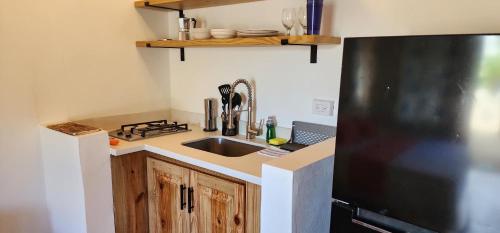 Køkken eller tekøkken på Room with kitchenet, pool and close to the beach in Las Galeras