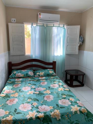 En eller flere senge i et værelse på Casa de praia ampla e reformada