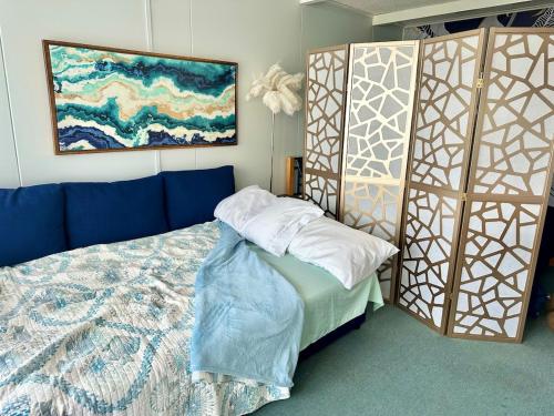 En eller flere senge i et værelse på Cozy condo steps from the ocean and Seacrets