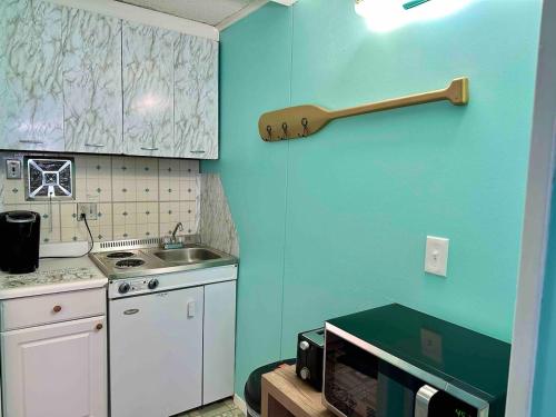 Køkken eller tekøkken på Cozy condo steps from the ocean and Seacrets