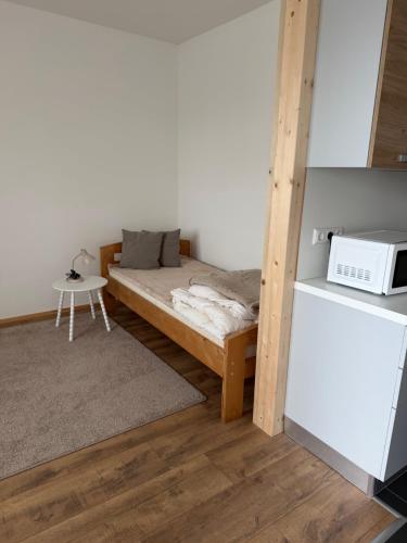 een kleine slaapkamer met een bed en een tafel bij Wohnung Magdalene in Größing