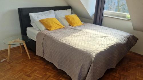 a bedroom with a bed with two yellow pillows at Cozy and fully equipped flat in the centrum in Essen