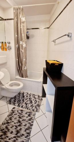 a bathroom with a toilet and a tub and a shower at Cozy and fully equipped flat in the centrum in Essen