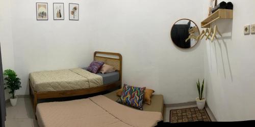 een kamer met twee stapelbedden in een kamer bij Wening Stay in Srondolwetan