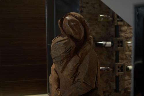 een standbeeld van een vrouw die voor een deur zit bij Los Muelles Boutique Hotel in Carmelo