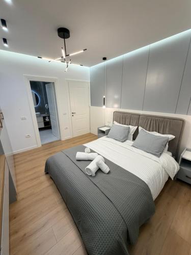 Llit o llits en una habitació de LUX Apt Korca