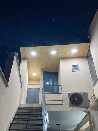 een zicht op een trappenhuis in een gebouw met een luidspreker bij Elite guest house in Pʼarakʼar