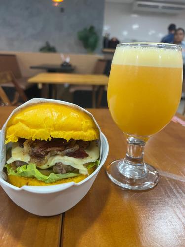 een broodje en een glas bier op een tafel bij Hotel e Conveniência G3 in Teixeira de Freitas