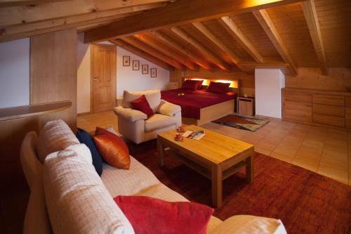 a living room with a couch and a bed at Chalet Kliben in Leukerbad